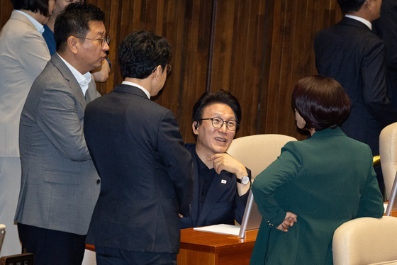 의원들과 대화하는 김민석 대표