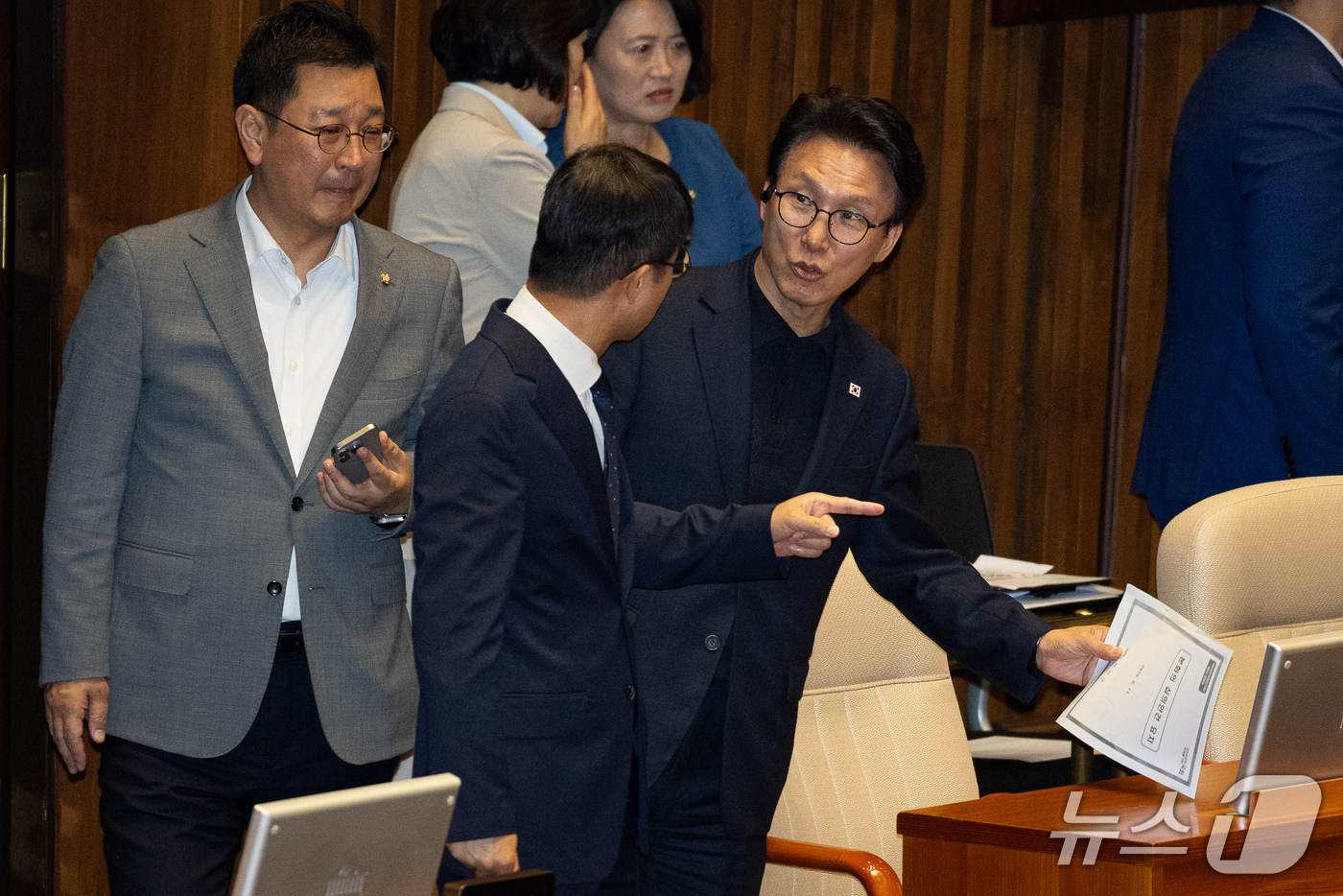 (서울=뉴스1) 유승관 기자 = 김민석 더불어민주당 대표와 한병도 원내대표가 17일 서울 여의도 국회에서 열린 제439회 국회(정기회) 제9차 본회의에서 대화하고 있다. 2026. …