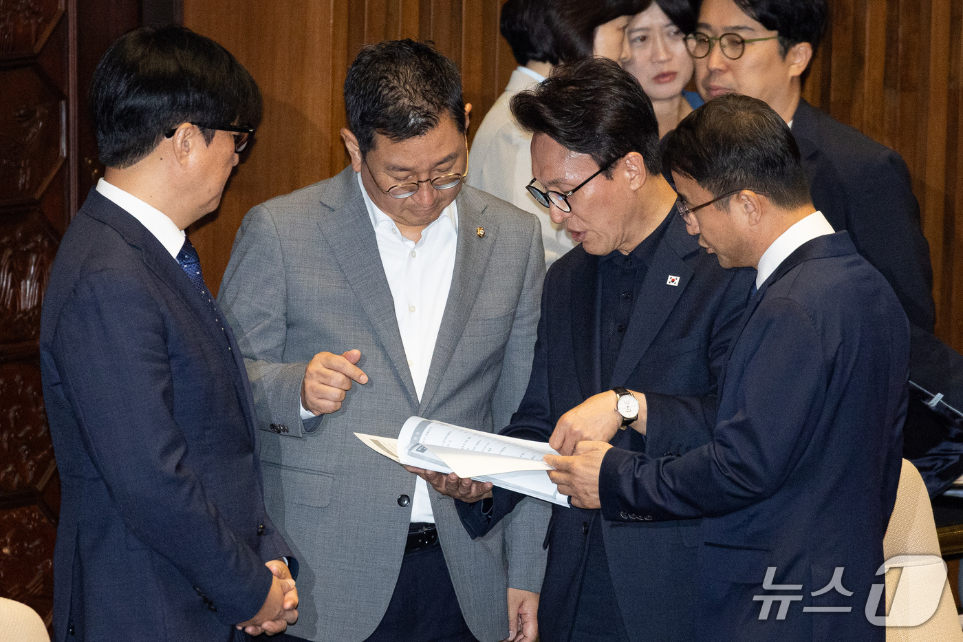 (서울=뉴스1) 유승관 기자 = 김민석 더불어민주당 대표와 한병도 원내대표가 17일 서울 여의도 국회에서 열린 제439회 국회(정기회) 제9차 본회의에서 대화하고 있다. 2026. …