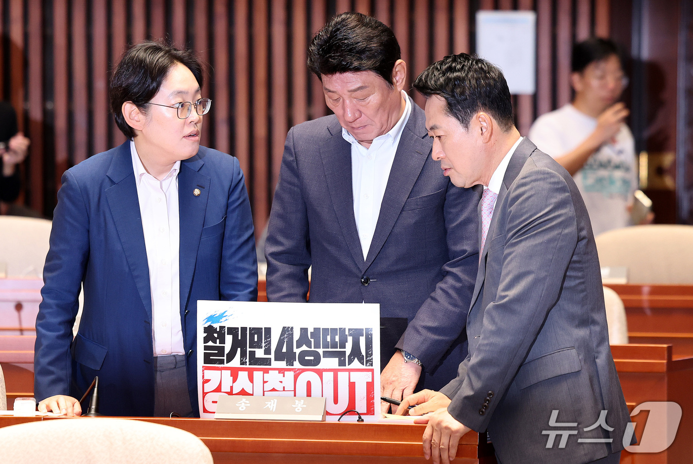 (서울=뉴스1) 박지혜 기자 = 장동혁 국민의힘 대표가 17일 서울 여의도 국회에서 열린 의원총회에서 의원들과 대화를 나누고 있다. 2026.9.17/뉴스1