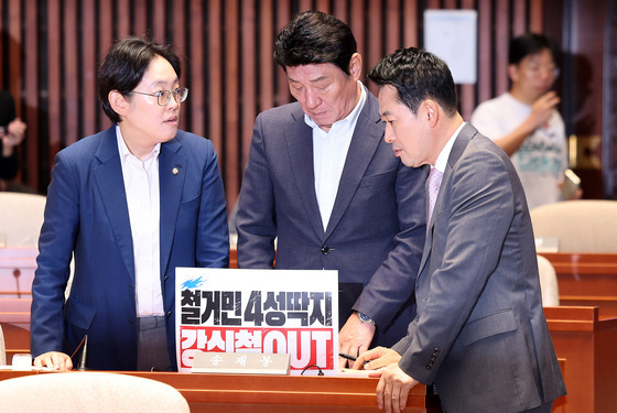 의원들과 대화 나누는 장동혁 대표