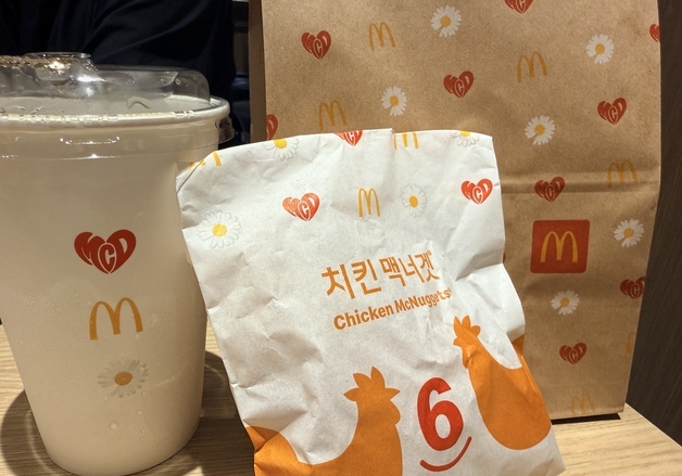 [르포] 골든아치·데이지 새긴 '지디 버거'…맥도날드, K-매운맛 아시아로