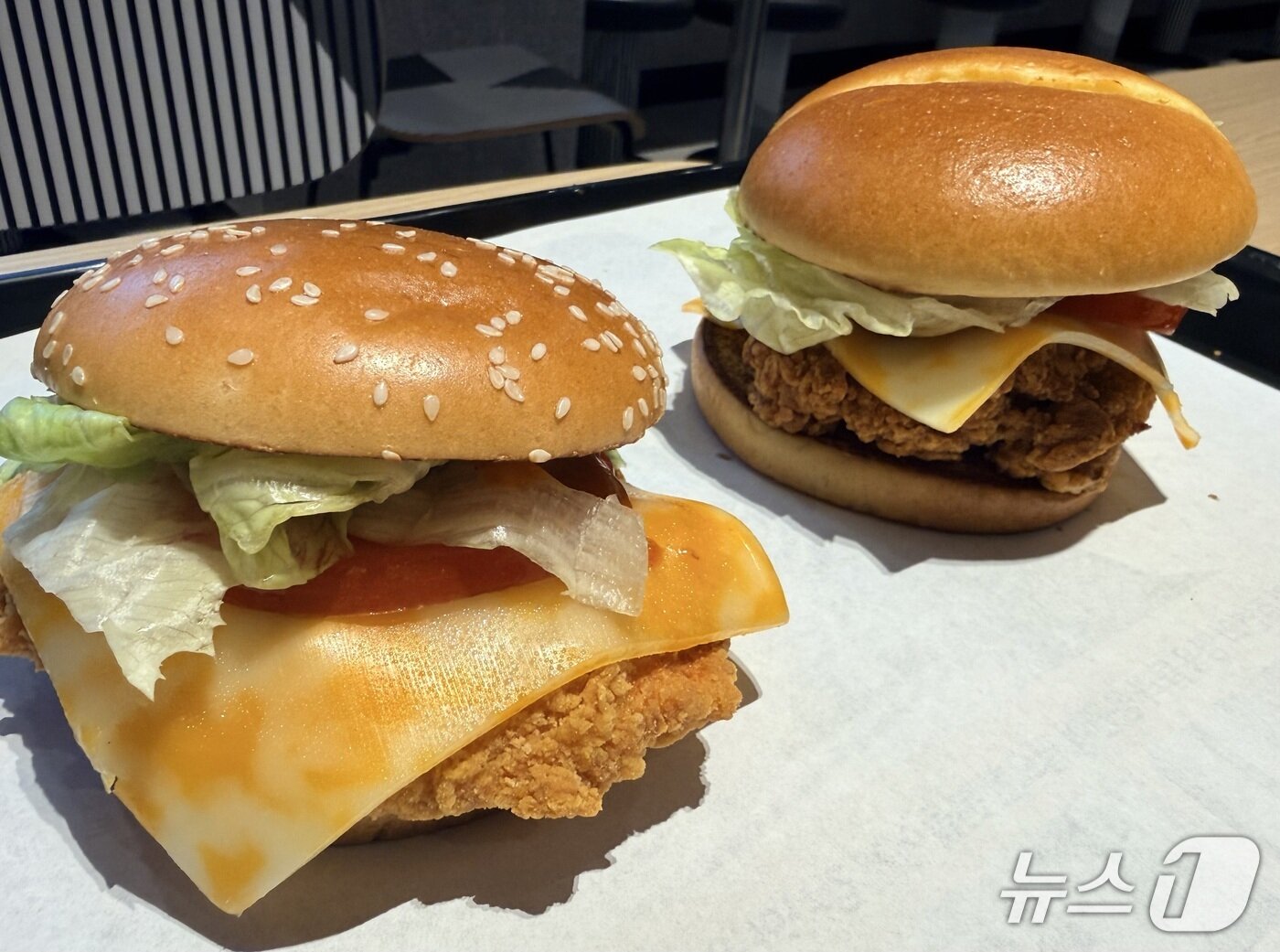 본문 이미지 - 맥스파이시 고추장 버터(왼쪽)과 맥크리스피 고추장 버터 버거 사진. ⓒ News1 황두현 기자