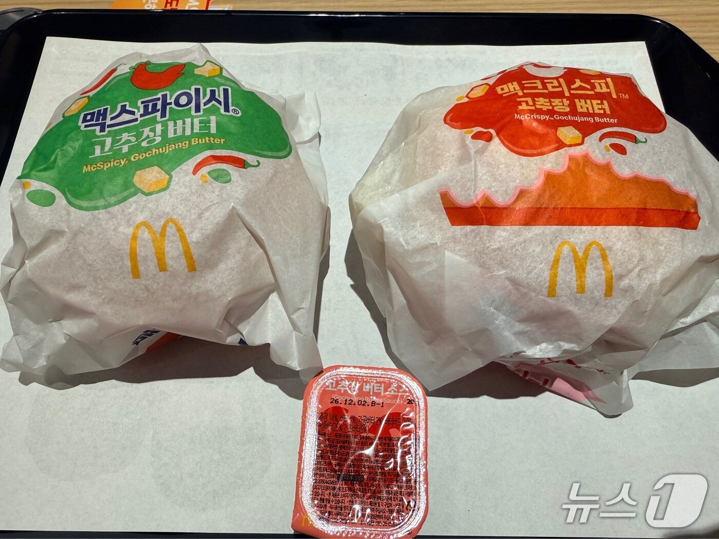 본문 이미지 - 신제품 버거 2종과 고추장 버터 소스 사진. ⓒ News1 황두현 기자