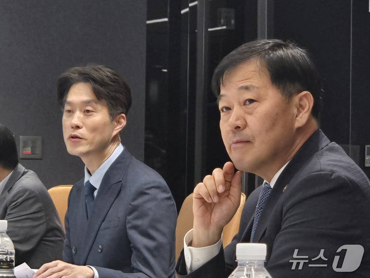 본문 이미지 - 17일 오후 2시 서울 강남구 소재 '루닛' 사옥에서 열린 'K-제약바이오 프론티어기업 육성방안 마련을 위한 현장 간담회'에서 노용석 중소벤처기업부 제1차관(왼쪽)의 모두발언을 이형훈 보건복지부 제2차관(오른쪽)이 듣는 모습. 2026.09.17 ⓒ 뉴스1 이상혁 기자