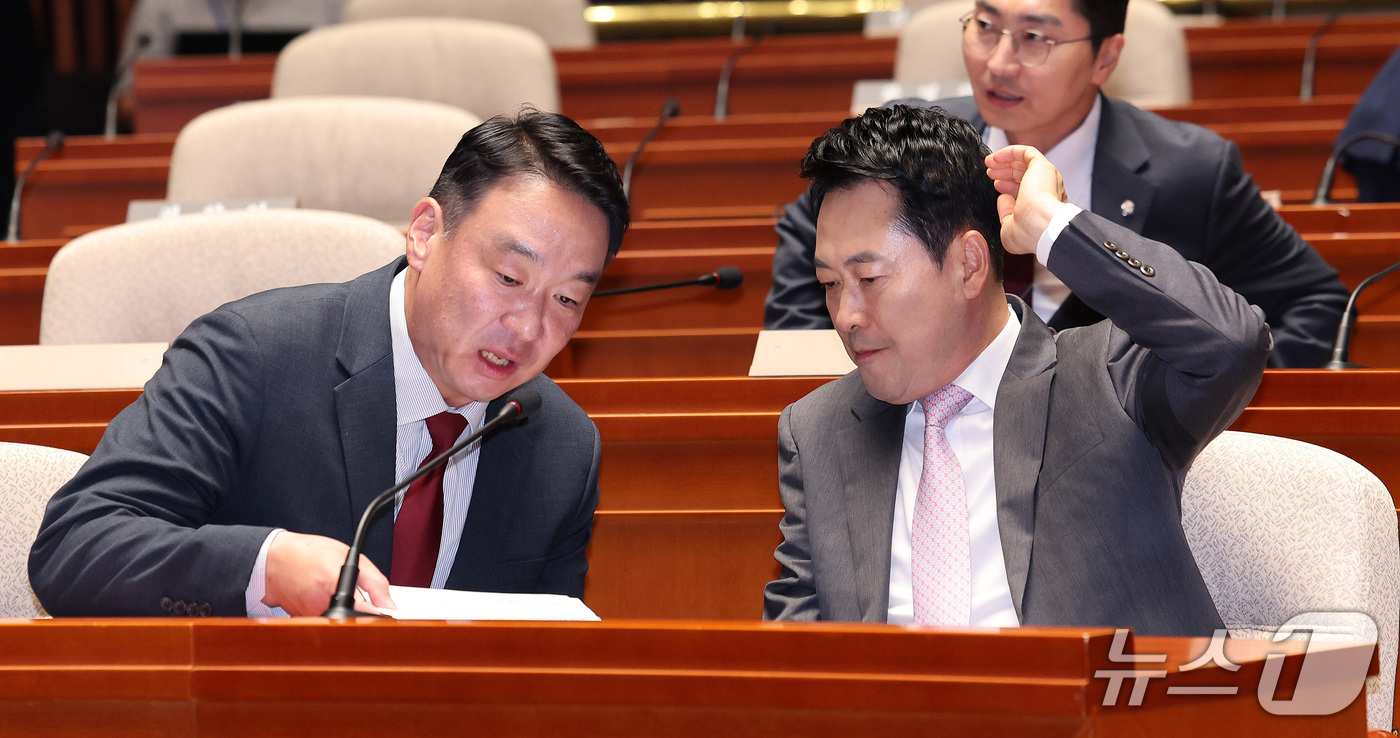 (서울=뉴스1) 박지혜 기자 = 장동혁 국민의힘 대표가 17일 서울 여의도 국회에서 열린 의원총회에서 정희용 사무총장과 대화를 나누고 있다. 2026.9.17/뉴스1