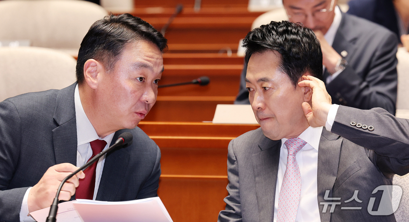 (서울=뉴스1) 박지혜 기자 = 장동혁 국민의힘 대표가 17일 서울 여의도 국회에서 열린 의원총회에서 정희용 사무총장과 대화를 나누고 있다. 2026.9.17/뉴스1
