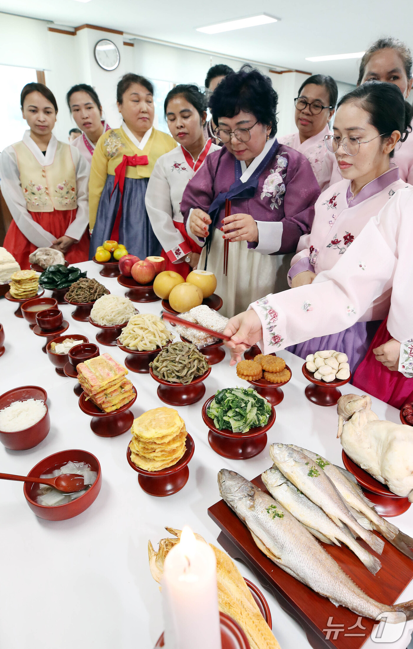 (광주=뉴스1) 박지현 기자 = 추석이 일주일 앞으로 다가온 17일 전남광주통합특별시 북구 두암3동 행정복지센터에서 (사)전남광주북구새마을회 주관으로 열린 다문화가정 전통음식 체험 …