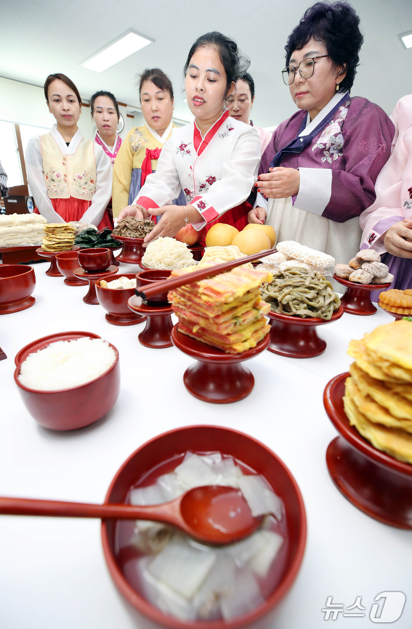 (광주=뉴스1) 박지현 기자 = 추석이 일주일 앞으로 다가온 17일 전남광주통합특별시 북구 두암3동 행정복지센터에서 (사)전남광주북구새마을회 주관으로 열린 다문화가정 전통음식 체험 …