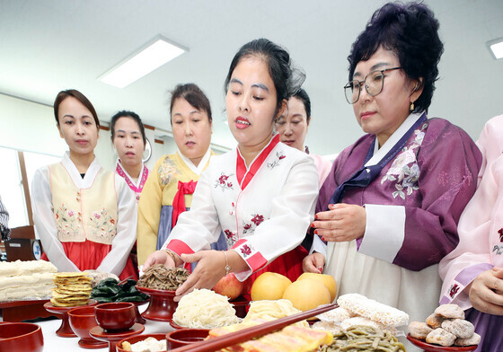 추석 앞두고 차례상 체험하는 다문화 여성