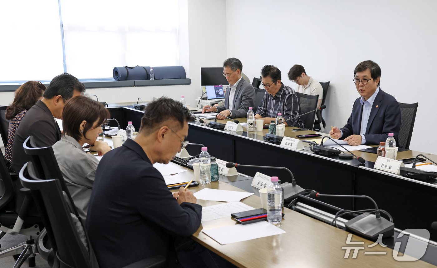 (서울=뉴스1) = 최휘영 문화체육관광부 장관이 17일 서울 종로구 국립현대미술관 서울관에서 열린 문화예술정책자문위원회 연극 분과 제4차 회의에서 사업 추진 방향과 협력 방안을 논 …