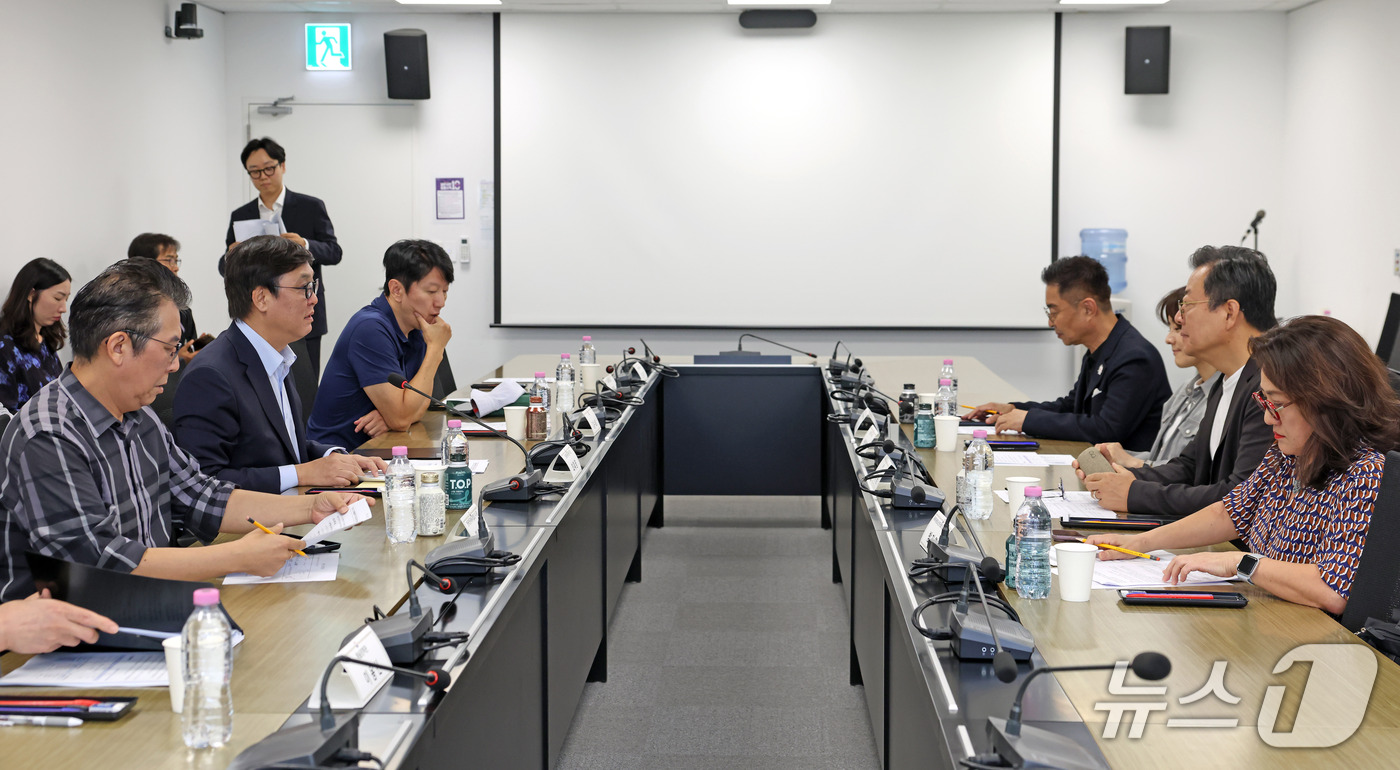 (서울=뉴스1) = 최휘영 문화체육관광부 장관이 17일 서울 종로구 국립현대미술관 서울관에서 열린 문화예술정책자문위원회 연극 분과 제4차 회의에서 사업 추진 방향과 협력 방안을 논 …