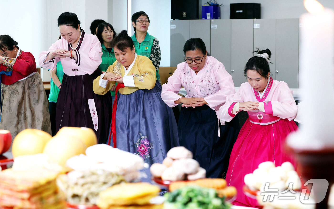 (광주=뉴스1) 박지현 기자 = 추석이 일주일 앞으로 다가온 17일 전남광주통합특별시 북구 두암3동 행정복지센터에서 (사)전남광주북구새마을회 주관으로 열린 다문화가정 전통음식 체험 …