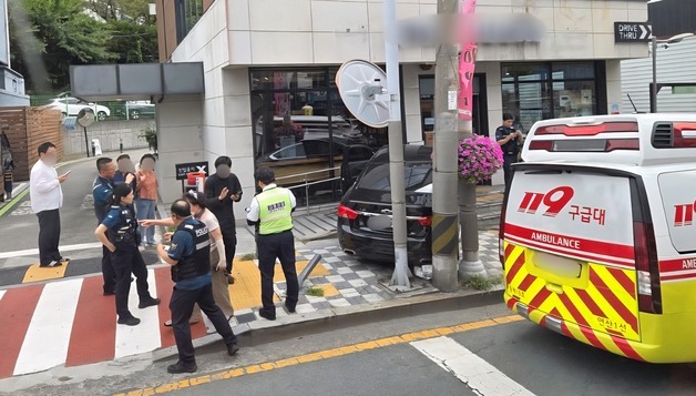 부산서 승용차, 카페로 돌진…운전자·손님 2명 부상