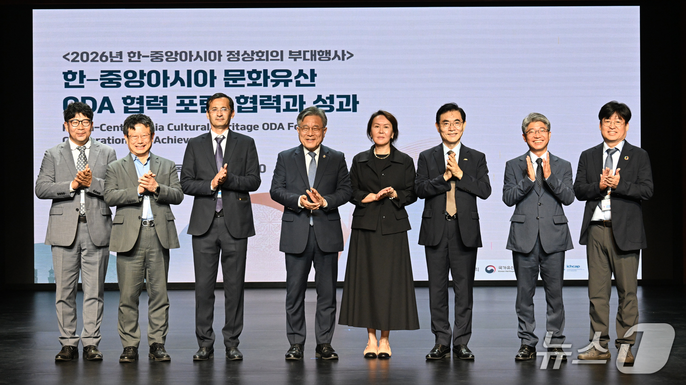 (서울=뉴스1) = 허민 국가유산청장이 17일 서울 중구 한국의집에서 한국-중앙아시아 정상회의 부대행사로 열린 중앙아시아 국가대상 문화유산 국제개발협력(ODA) 사업 성과공유회에서 …