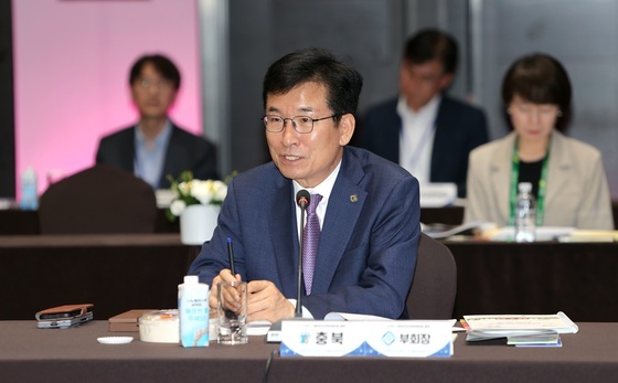 골프접대 의혹 윤건영 충북교육감…선거법 위반 불구속 송치