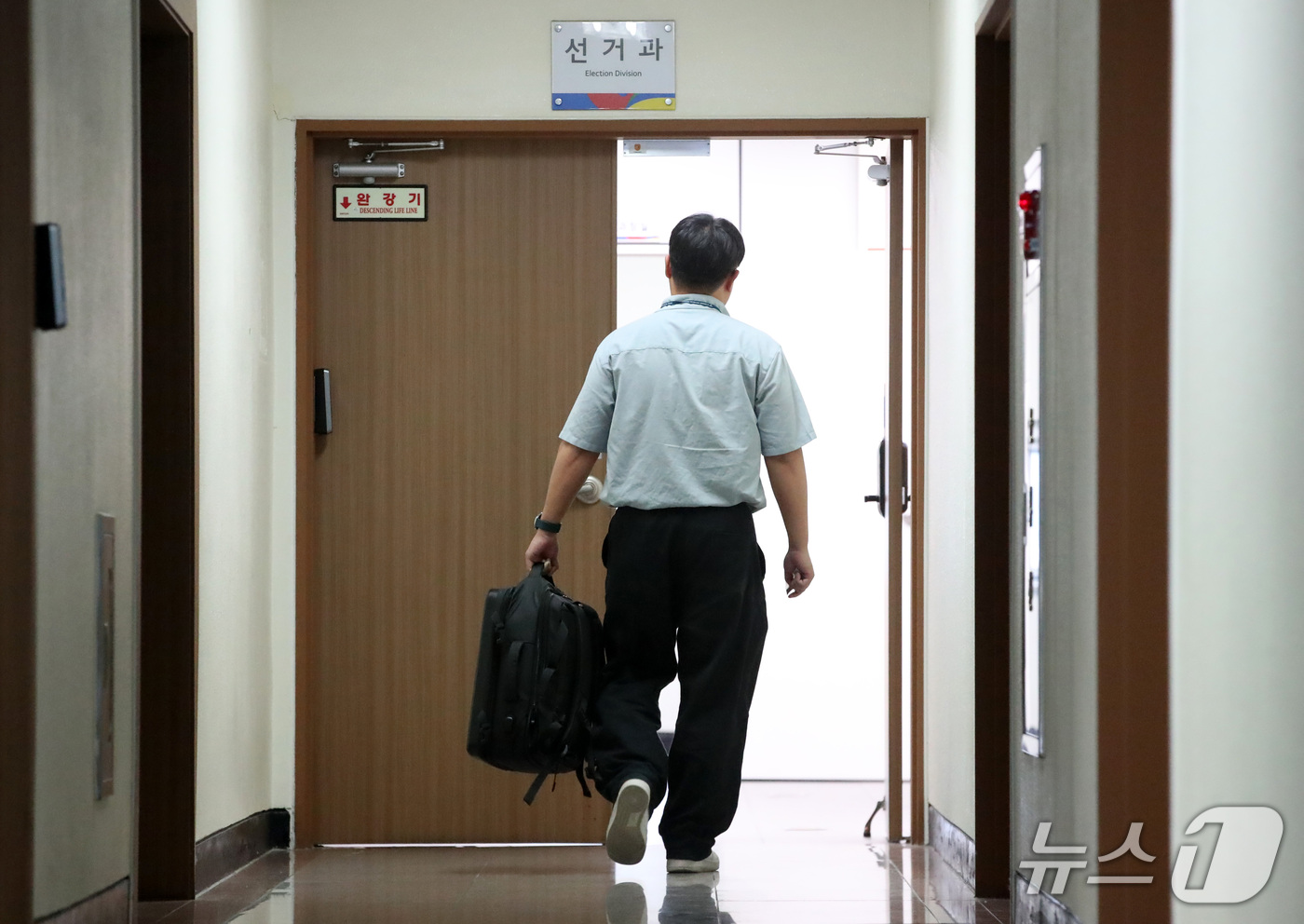 (대구=뉴스1) 공정식 기자 = 6·3 지방선거 투표용지 부족 사태를 조사하는 특검팀 관계자가 17일 오후 압수수색 장비 가방을 들고 대구시선거관리위원회 선거과 사무실로 들어가고 …