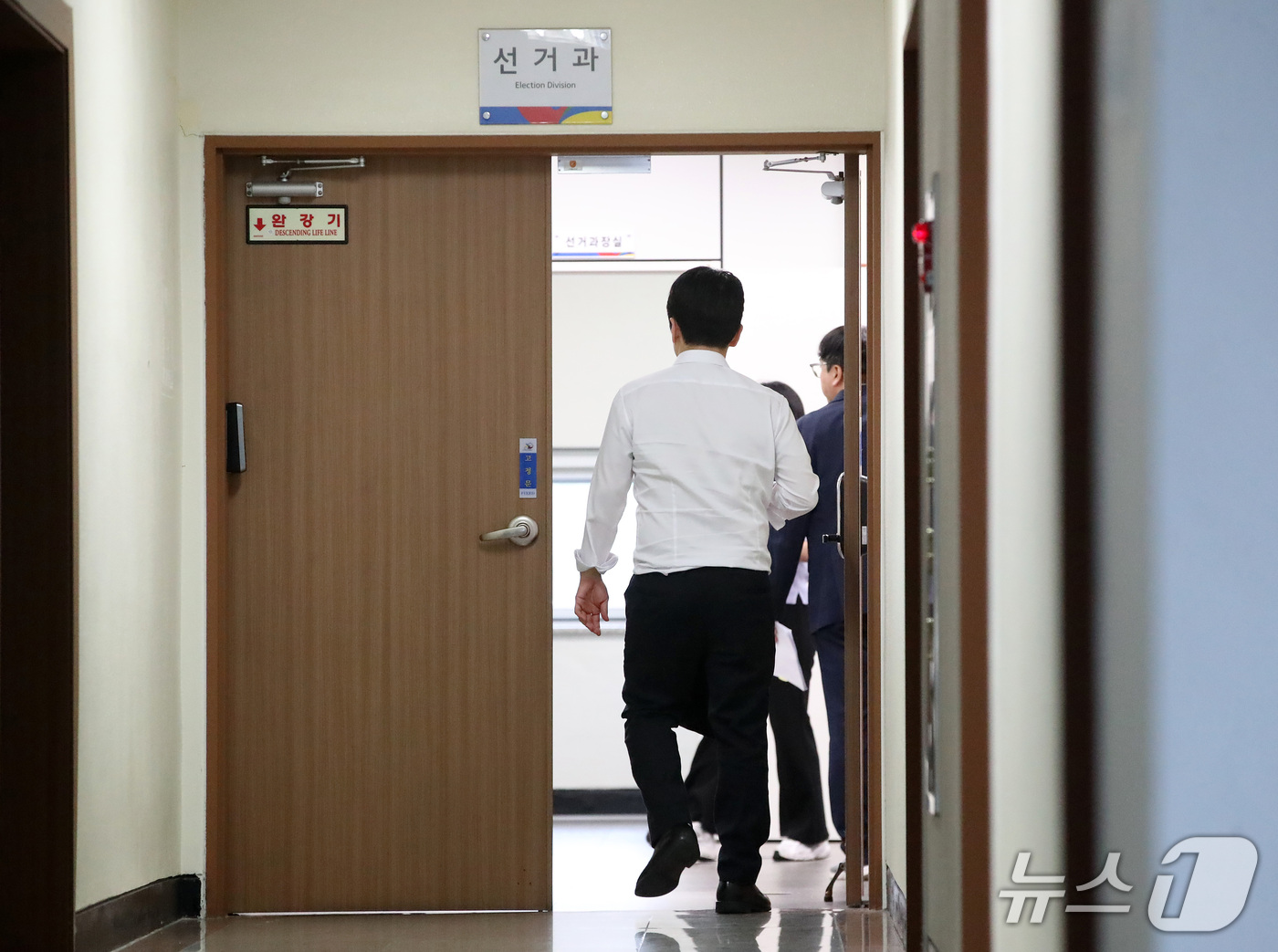 (대구=뉴스1) 공정식 기자 = 6·3 지방선거 투표용지 부족 사태를 조사하는 특검팀이 17일 오후 대구시선거관리위원회에 대한 압수수색을 벌이고 있다. 2026.9.17/뉴스1
