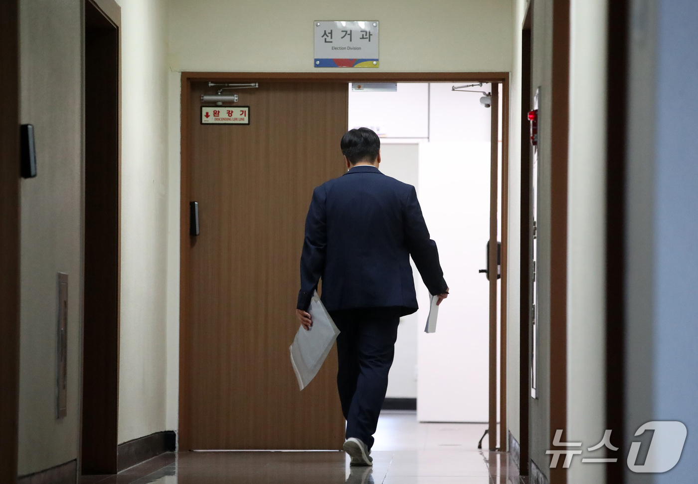 (대구=뉴스1) 공정식 기자 = 6·3 지방선거 투표용지 부족 사태를 조사하는 특검팀이 17일 오후 대구시선거관리위원회에 대한 압수수색을 벌이고 있다. 2026.9.17/뉴스1