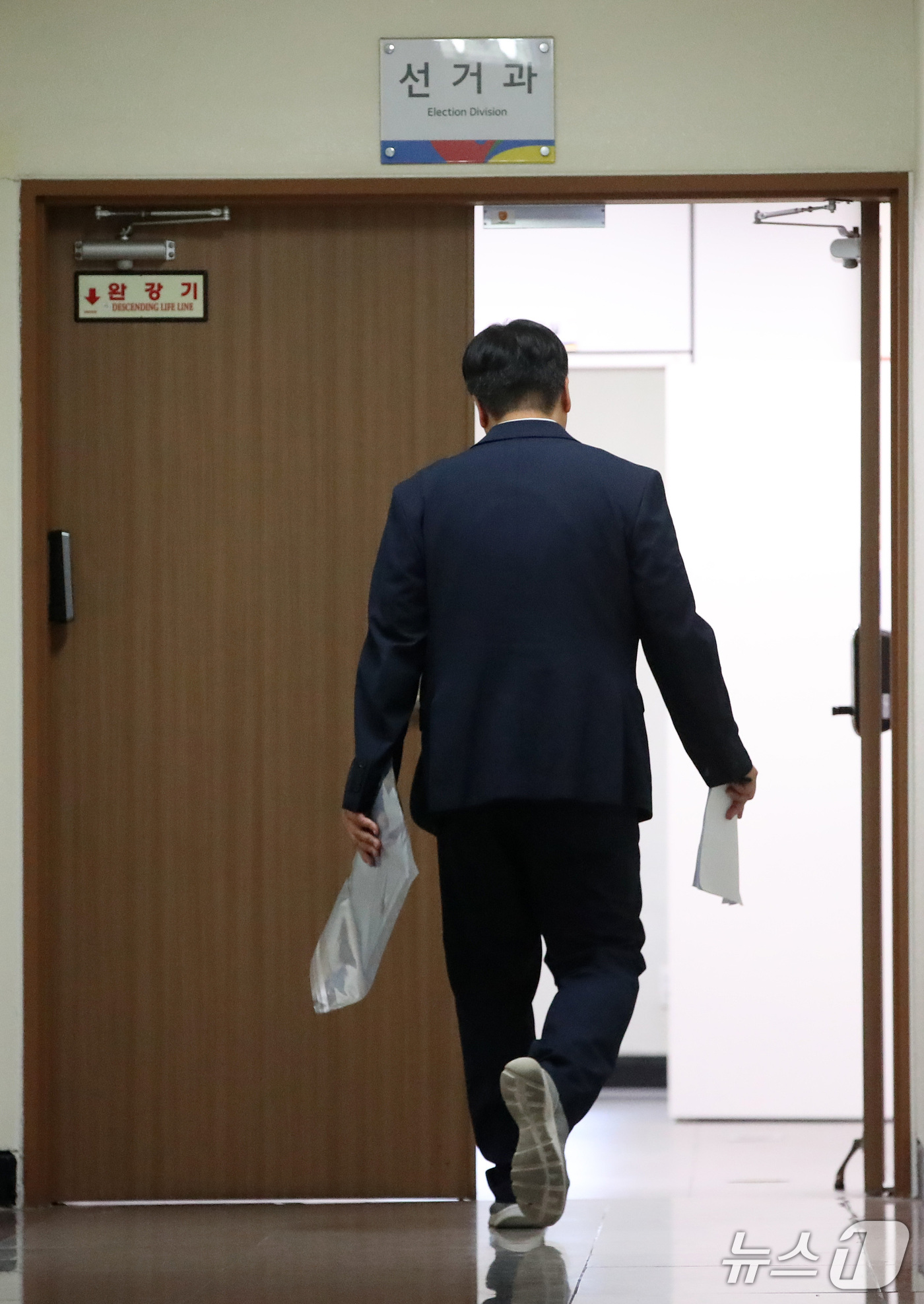 (대구=뉴스1) 공정식 기자 = 6·3 지방선거 투표용지 부족 사태를 조사하는 특검팀이 17일 오후 대구시선거관리위원회에 대한 압수수색을 벌이고 있다. 2026.9.17/뉴스1