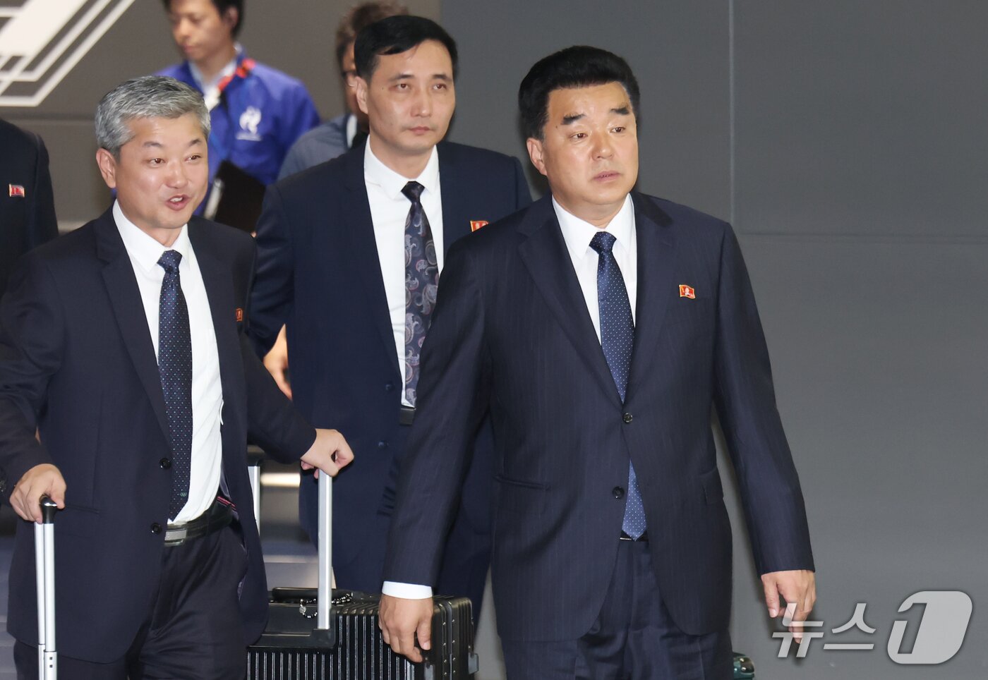 본문 이미지 - 2026 아이치·나고야 아시안게임에 출전하는 북한의 선수단장인 김일국 체육상이 17일 일본 나고야 츄부국제공항을 통해 입국하고 있다. 2026.9.17 ⓒ 뉴스1 김민지 기자