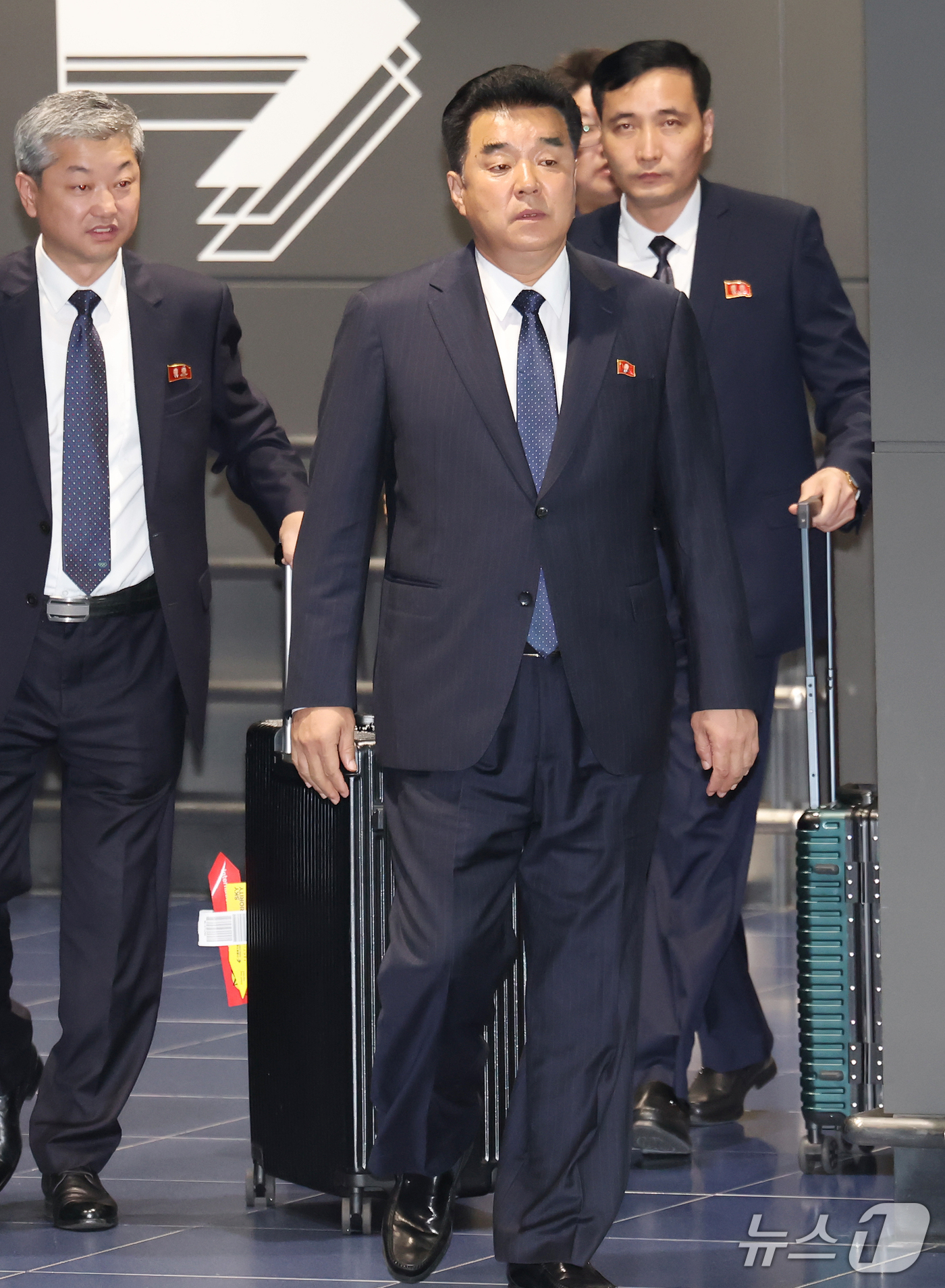 (나고야=뉴스1) 김민지 기자 = 2026 아이치·나고야 아시안게임에 출전하는 북한의 선수단장인 김일국 체육상이 17일 일본 나고야 츄부국제공항을 통해 입국하고 있다. 2026.9 …