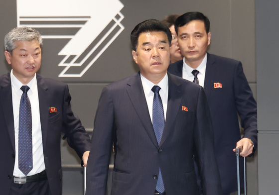 나고야 입국하는 김일국 북한 선수단장