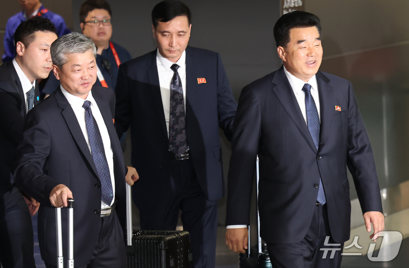 (나고야=뉴스1) 김민지 기자 = 2026 아이치·나고야 아시안게임에 출전하는 북한의 선수단장인 김일국 체육상이 17일 일본 나고야 츄부국제공항을 통해 입국하고 있다. 2026.9 …