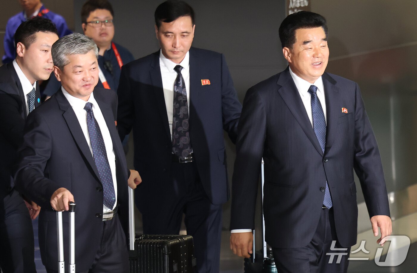 본문 이미지 - 2026 아이치·나고야 아시안게임에 출전하는 북한의 선수단장인 김일국 체육상이 17일 일본 나고야 츄부국제공항을 통해 입국하고 있다. 2026.9.17 ⓒ 뉴스1 김민지 기자