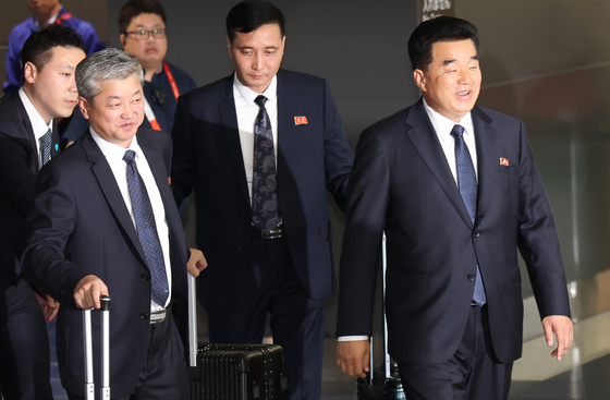 밝은 표정으로 나고야 입국하는 김일국 체육상