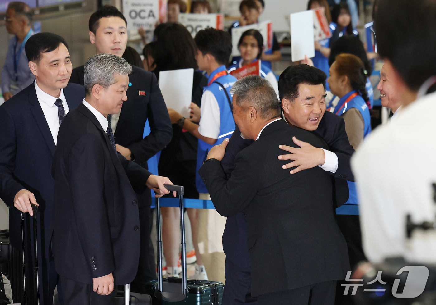 (나고야=뉴스1) 김민지 기자 = 2026 아이치·나고야 아시안게임에 출전하는 북한의 선수단장인 김일국 체육상이 17일 일본 나고야 츄부국제공항을 통해 입국하며 관계자들과 인사하고 …