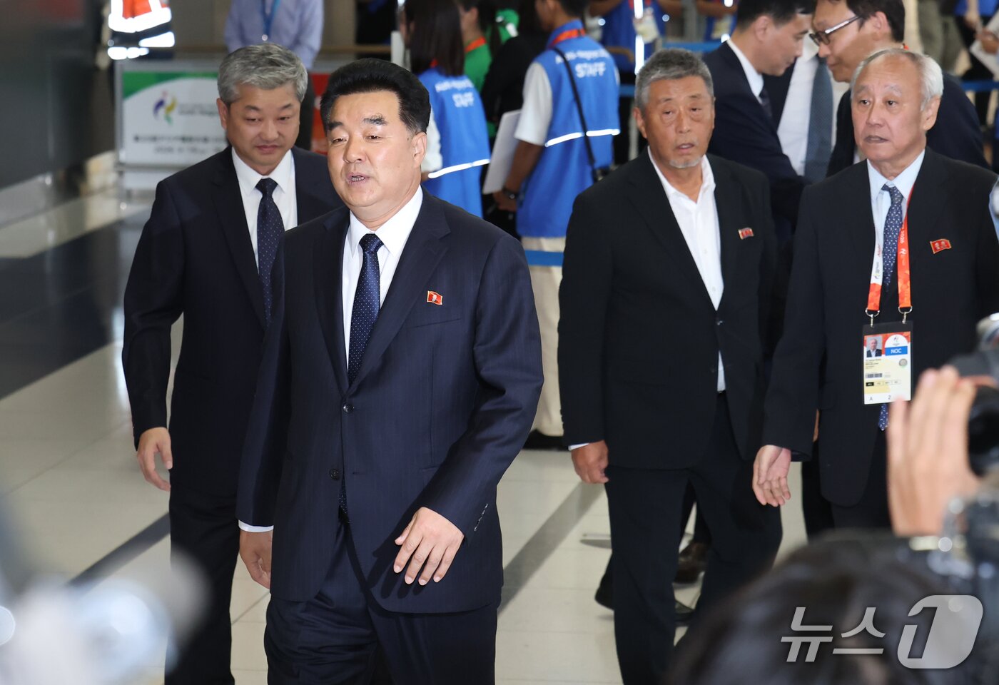 본문 이미지 - 2026 아이치·나고야 아시안게임에 출전하는 북한의 선수단장인 김일국 체육상이 17일 일본 나고야 츄부국제공항을 통해 입국하고 있다. 2026.9.17 ⓒ 뉴스1 김민지 기자