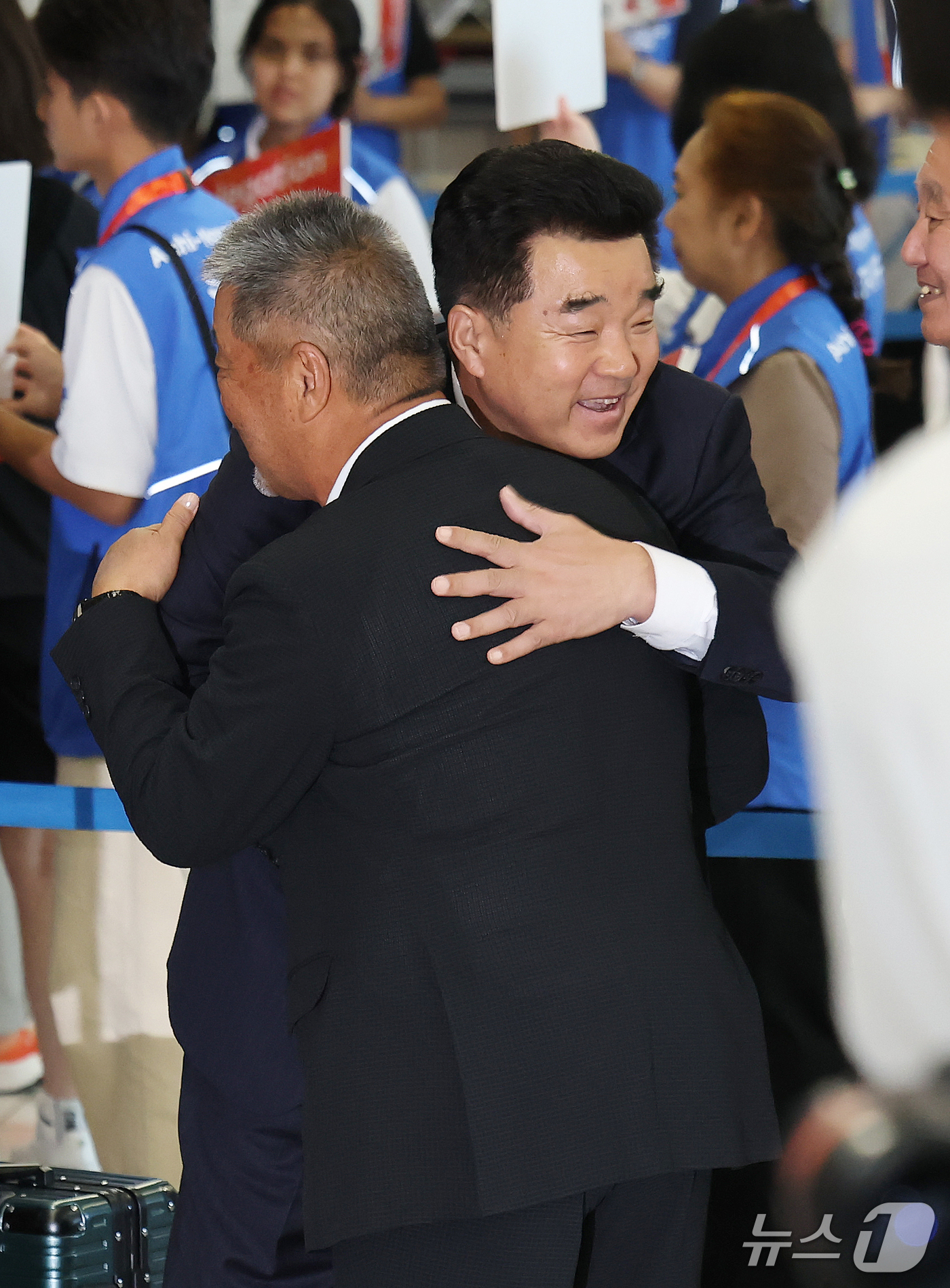(나고야=뉴스1) 김민지 기자 = 2026 아이치·나고야 아시안게임에 출전하는 북한의 선수단장인 김일국 체육상이 17일 일본 나고야 츄부국제공항을 통해 입국하며 관계자들과 인사하고 …