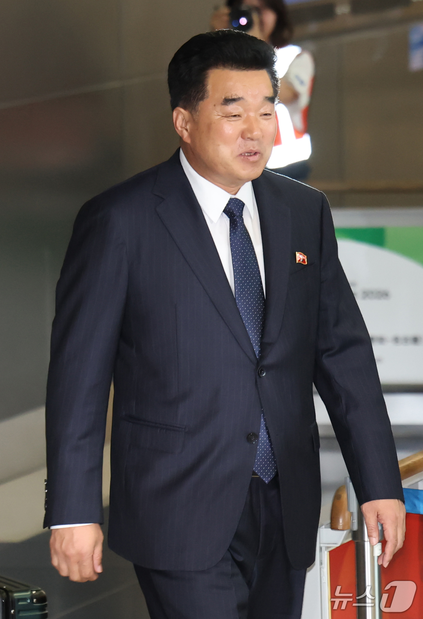 (나고야=뉴스1) 김민지 기자 = 2026 아이치·나고야 아시안게임에 출전하는 북한의 선수단장인 김일국 체육상이 17일 일본 나고야 츄부국제공항을 통해 입국하고 있다. 2026.9 …
