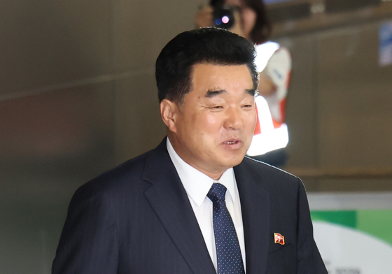 밝은 표정으로 입국하는 김일국 북한 체육상
