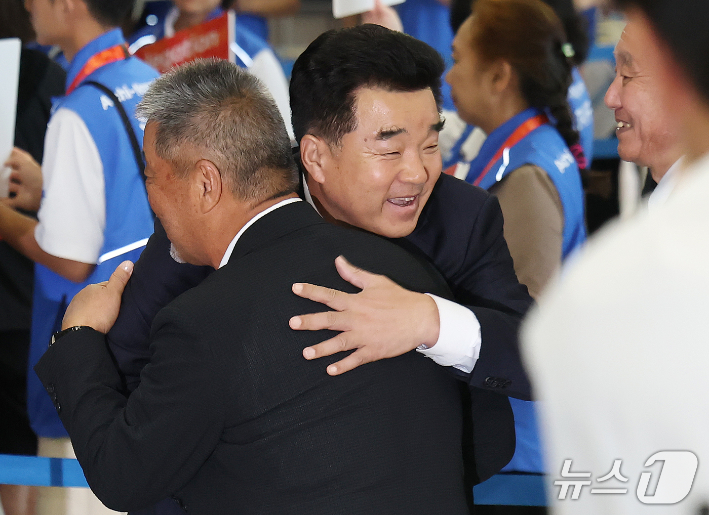 (나고야=뉴스1) 김민지 기자 = 2026 아이치·나고야 아시안게임에 출전하는 북한의 선수단장인 김일국 체육상이 17일 일본 나고야 츄부국제공항을 통해 입국하며 관계자들과 인사하고 …