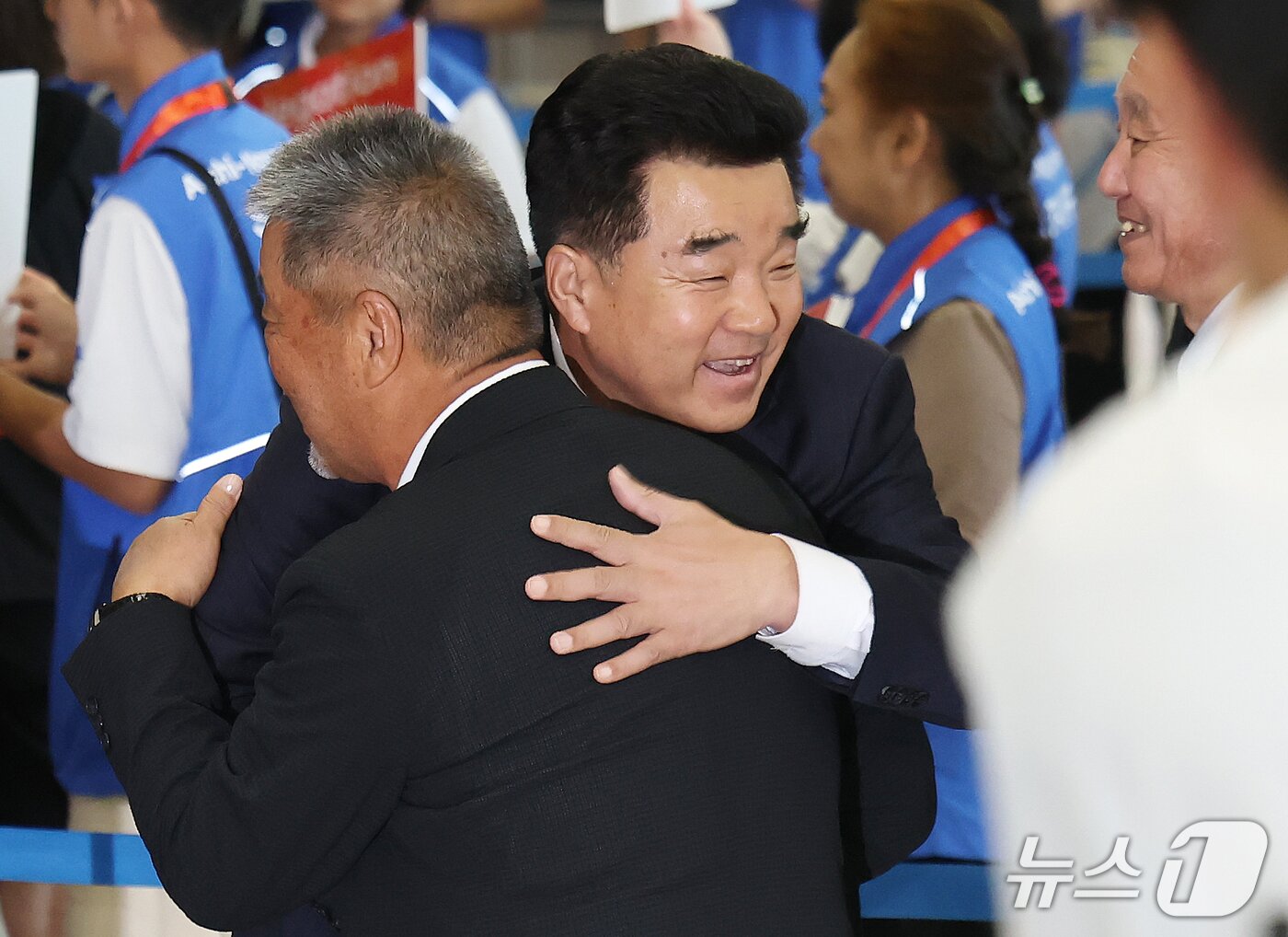 본문 이미지 - 2026 아이치·나고야 아시안게임에 출전하는 북한의 선수단장인 김일국 체육상이 17일 일본 나고야 츄부국제공항을 통해 입국하며 관계자들과 인사하고 있다. 2026.9.17 ⓒ 뉴스1 김민지 기자