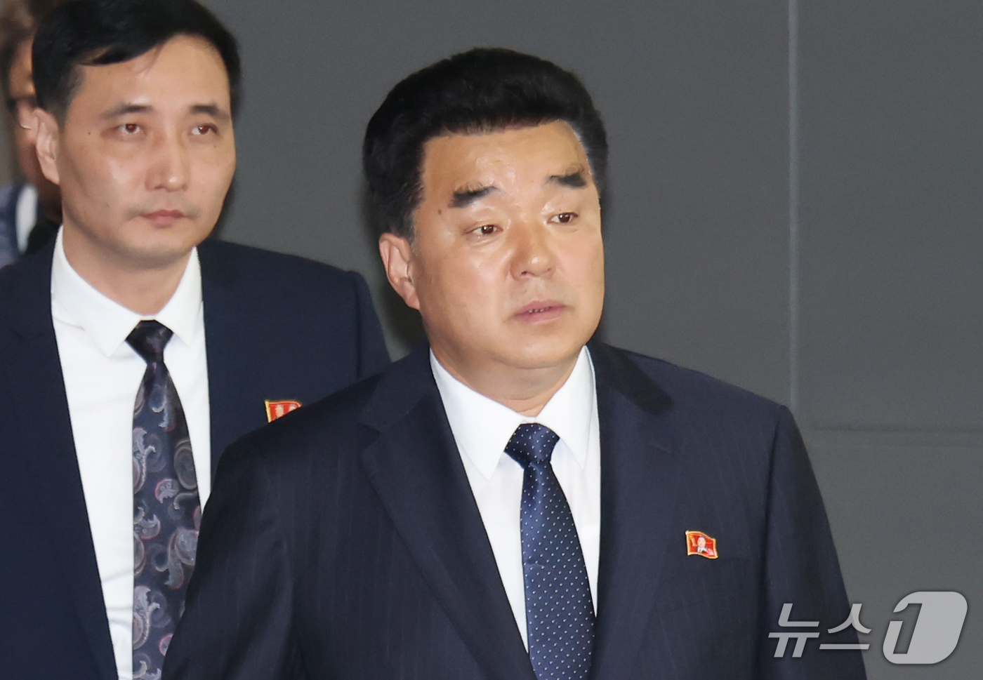 (나고야=뉴스1) 김민지 기자 = 2026 아이치·나고야 아시안게임에 출전하는 북한의 선수단장인 김일국 체육상이 17일 일본 나고야 츄부국제공항을 통해 입국하고 있다. 2026.9 …