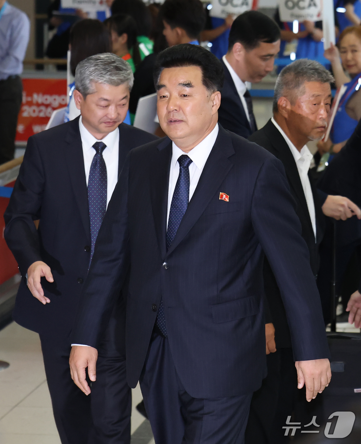 (나고야=뉴스1) 김민지 기자 = 2026 아이치·나고야 아시안게임에 출전하는 북한의 선수단장인 김일국 체육상이 17일 일본 나고야 츄부국제공항을 통해 입국하고 있다. 2026.9 …
