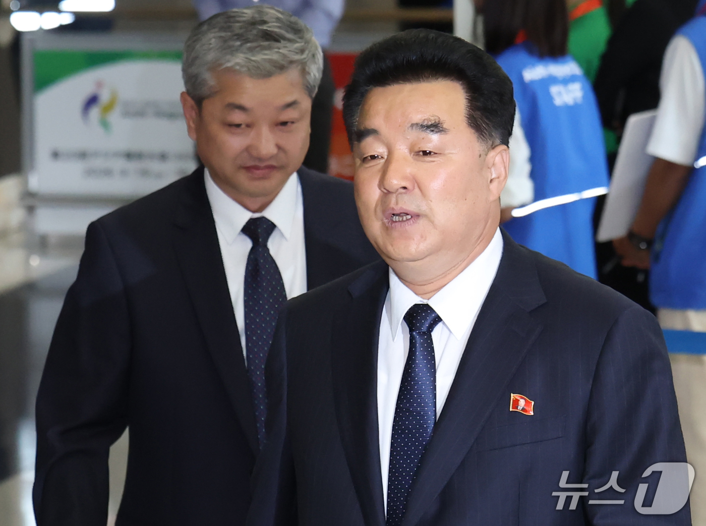 (나고야=뉴스1) 김민지 기자 = 2026 아이치·나고야 아시안게임에 출전하는 북한의 선수단장인 김일국 체육상이 17일 일본 나고야 츄부국제공항을 통해 입국하고 있다. 2026.9 …