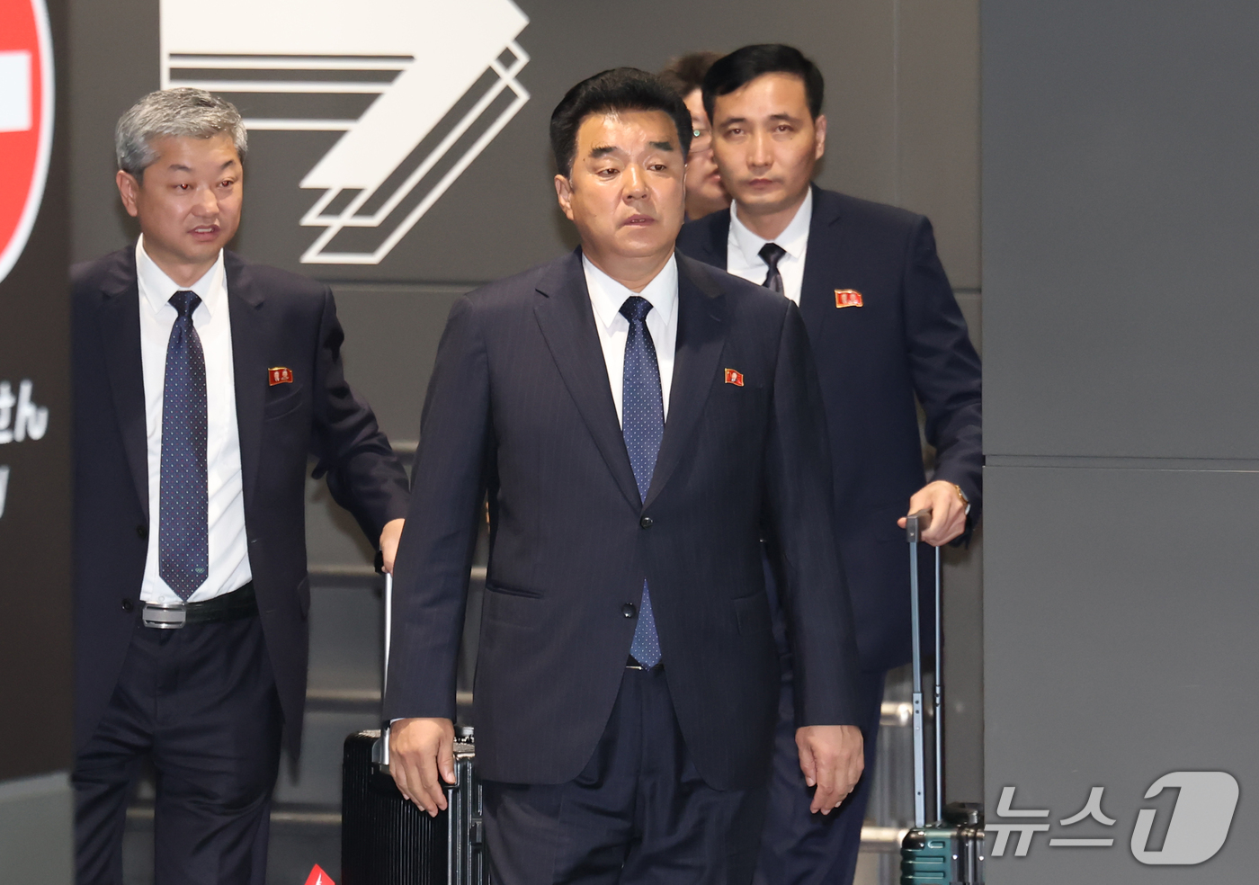 (나고야=뉴스1) 김민지 기자 = 2026 아이치·나고야 아시안게임에 출전하는 북한의 선수단장인 김일국 체육상이 17일 일본 나고야 츄부국제공항을 통해 입국하고 있다. 2026.9 …