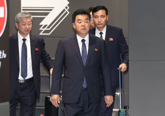 수행원들과 함께 입국하는 김일국 북한 선수단장