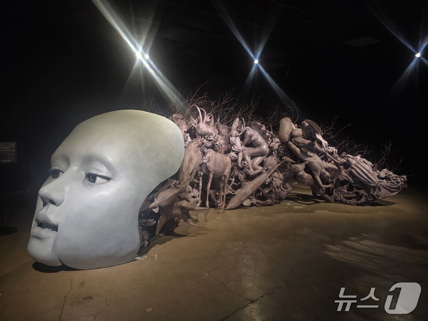 본문 이미지 - 제5회 제주 비엔날레에서 제주돌문화공원 오백장군갤러리에 설치된 노진아 '진화적 키메라-가이아'의 전시 전경 ⓒ 뉴스1 김정한 기자