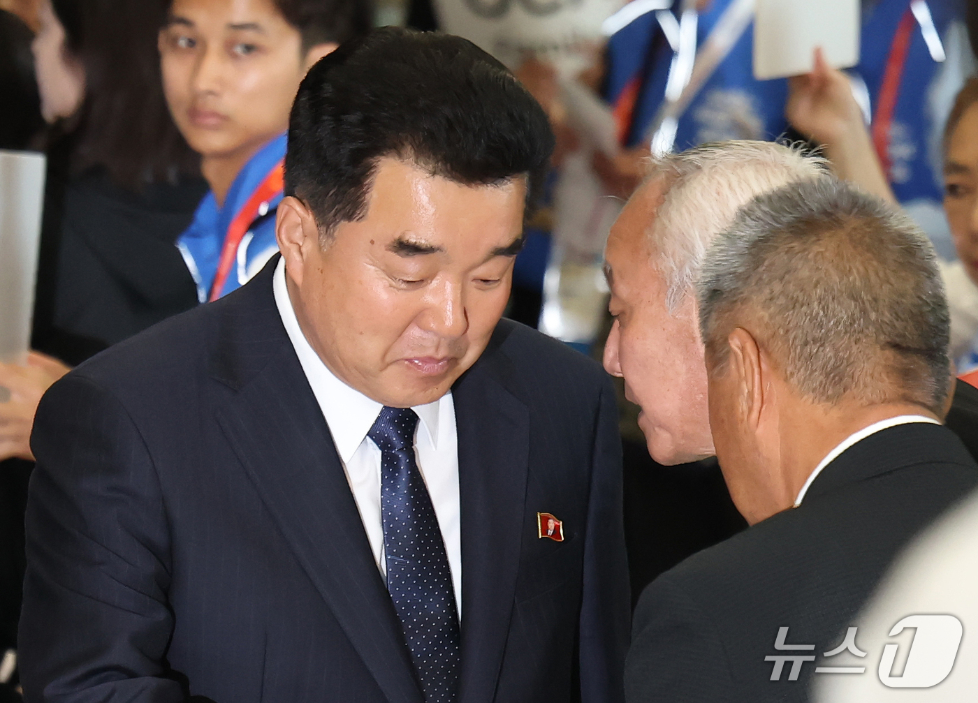 (나고야=뉴스1) 김민지 기자 = 2026 아이치·나고야 아시안게임에 출전하는 북한의 선수단장인 김일국 체육상이 17일 일본 나고야 츄부국제공항을 통해 입국하며 관계자의 귀엣말을 …