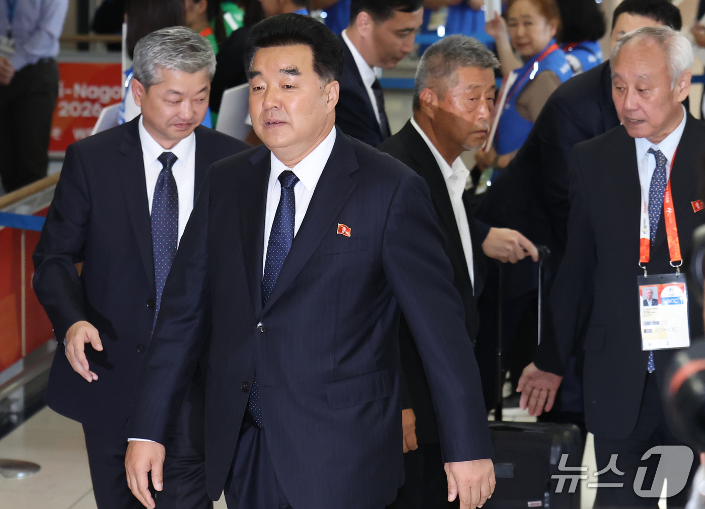 (나고야=뉴스1) 김민지 기자 = 2026 아이치·나고야 아시안게임에 출전하는 북한의 선수단장인 김일국 체육상이 17일 일본 나고야 츄부국제공항을 통해 입국하고 있다. 2026.9 …