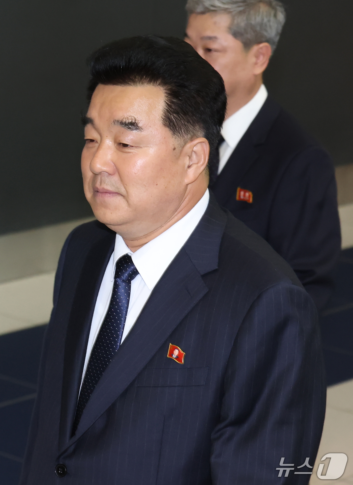 (나고야=뉴스1) 김민지 기자 = 2026 아이치·나고야 아시안게임에 출전하는 북한의 선수단장인 김일국 체육상이 17일 일본 나고야 츄부국제공항을 통해 입국하고 있다. 2026.9 …