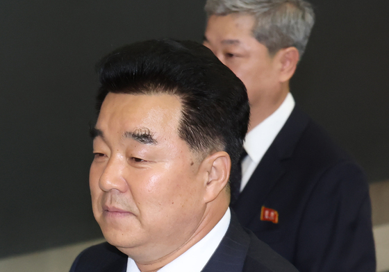 김정은 북한 국무위원장 그려진 뱃지 착용한 김일국 체육상
