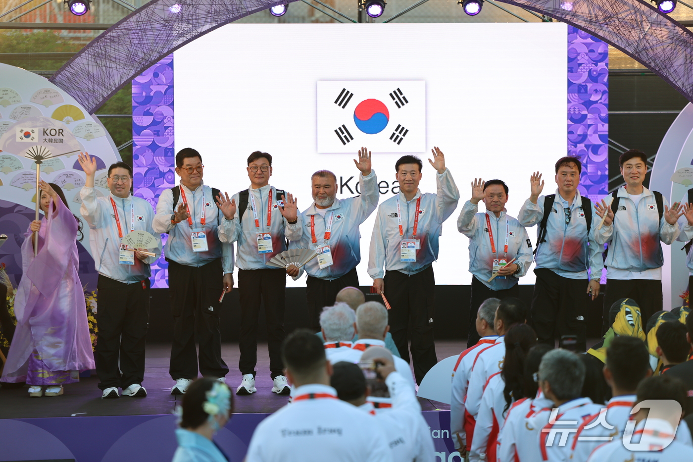(나고야=뉴스1) 김도우 기자 = 이상현 선수단장 등 대한민국 국가대표 선수단이 17일 일본 나고야 2026 아이치·나고야 아시안게임 선수촌에서 열린 입촌식에서 손을 흔들고 있다. …