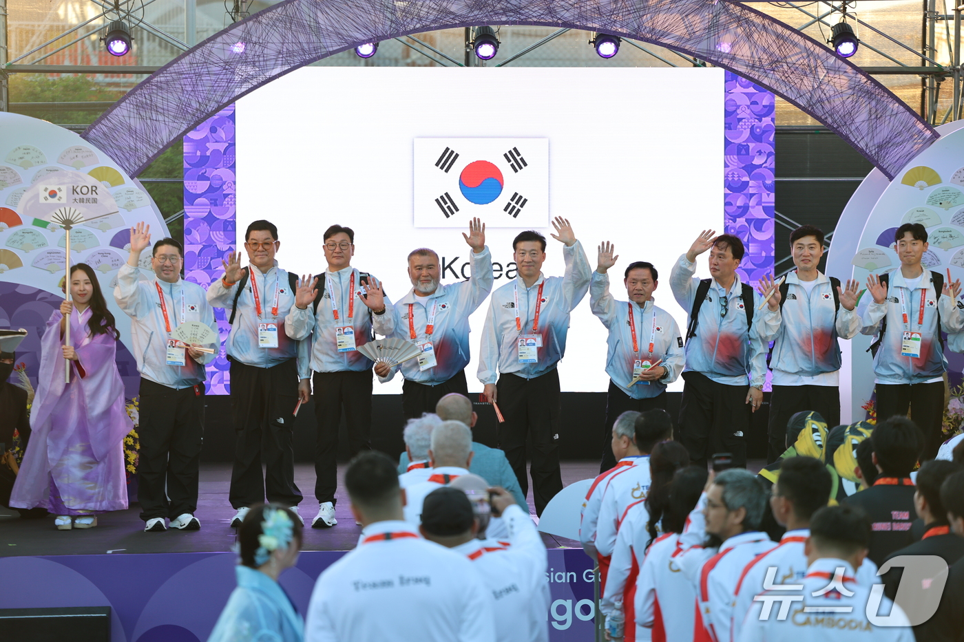 (나고야=뉴스1) 김도우 기자 = 이상현 선수단장 등 대한민국 국가대표 선수단이 17일 일본 나고야 2026 아이치·나고야 아시안게임 선수촌에서 열린 입촌식에서 손을 흔들고 있다. …