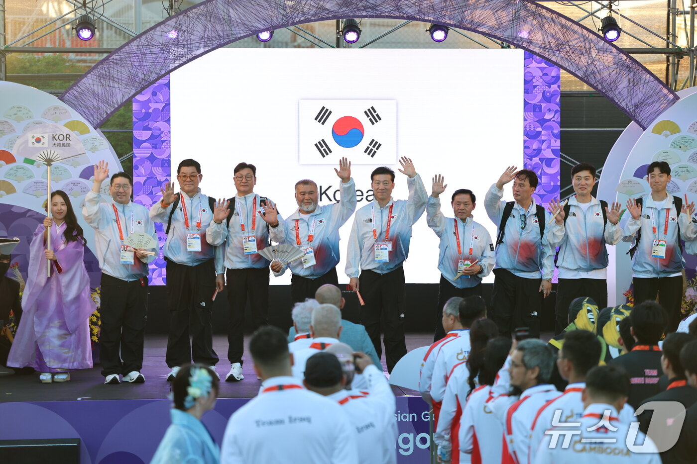 본문 이미지 - 이상현 선수단장 등 대한민국 국가대표 선수단이 17일 일본 나고야 2026 아이치·나고야 아시안게임 선수촌에서 열린 입촌식에서 손을 흔들고 있다. 2026.9.17 ⓒ 뉴스1 김도우 기자